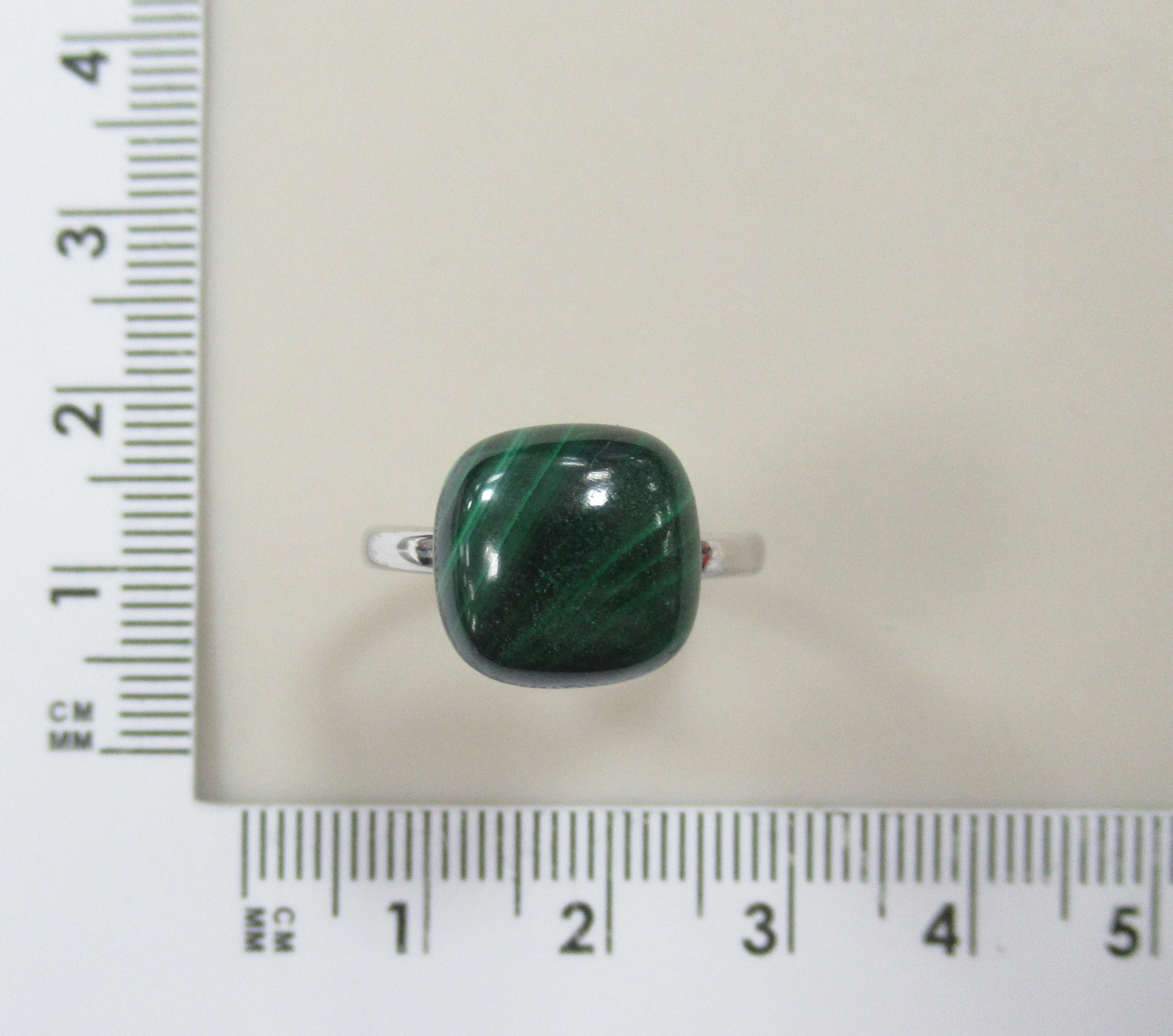 Серебряное кольцо с малахитом
